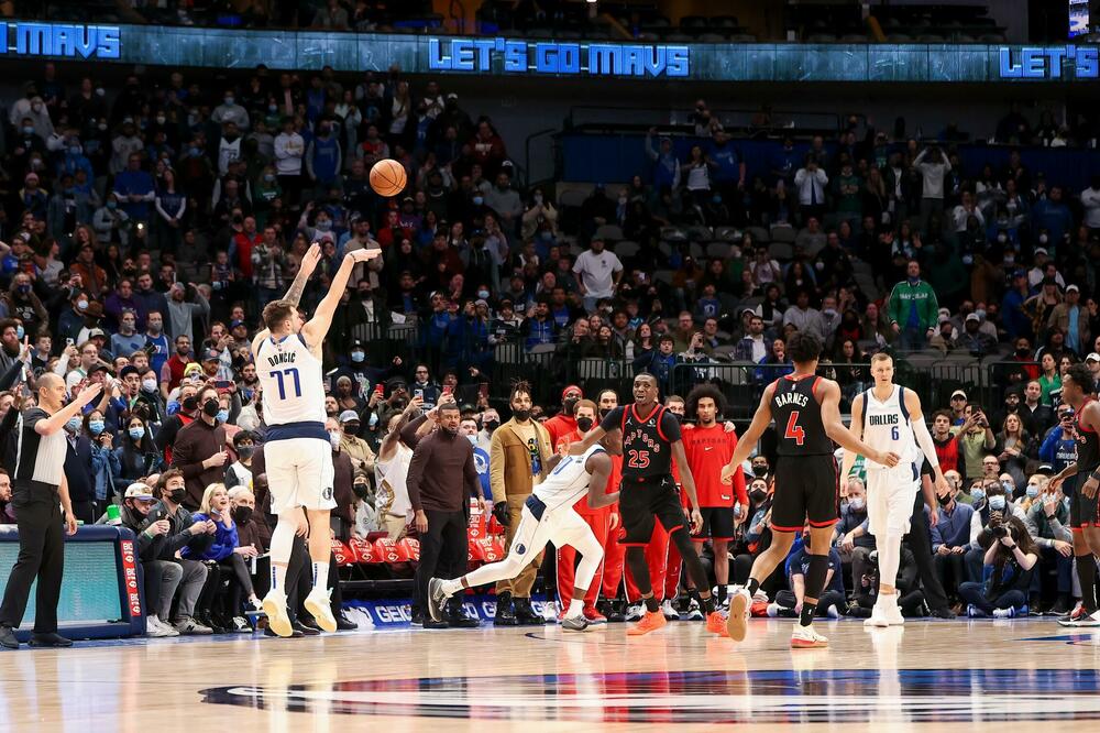 MOŽE I SA POLOVINE TERENA! NESTVARNA TROJKA DONČIĆA! (VIDEO)