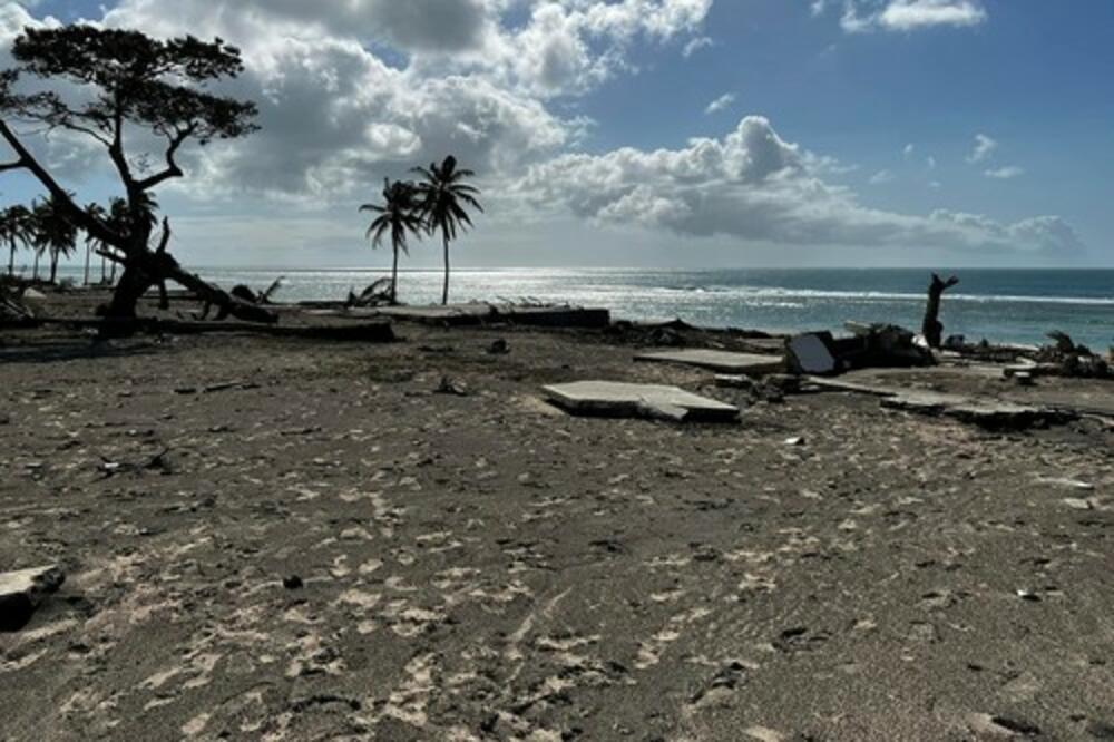 APOKALIPSA UŽIVO: Ostrvo Tonga RAZORENO nakon ERUPCIJE VULKANA i CUNAMIJA! Slojevi PEPELA i nestašica VODE! (VIDEO)