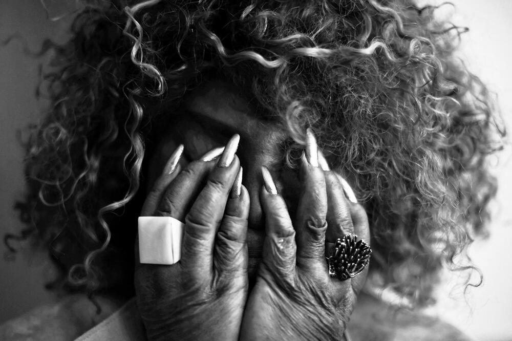 TRAGEDIJA, PRED PONOĆ SAOPŠTENE NAJGORE VESTI, VELIKA TUGA! Umrla PEVAČICA (FOTO)