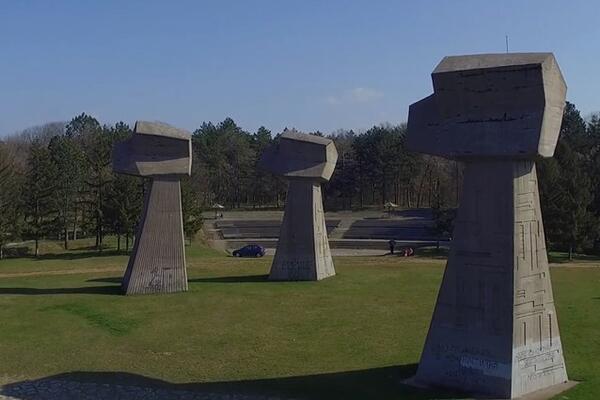 DIVLJAJU AUTIMA NA MESTU GDE JE STRELJANO 10 HILJADA LJUDI: Spomen park u Nišu ponovo na METI! (FOTO)