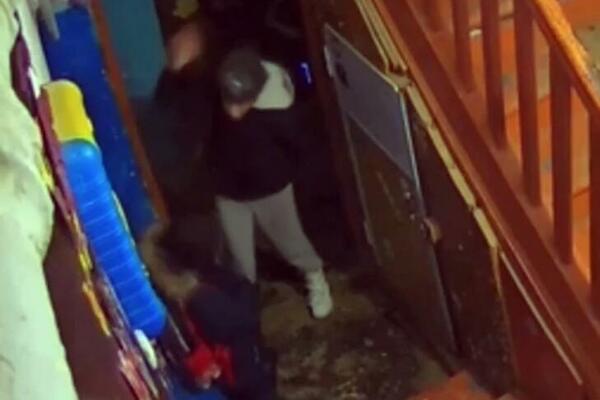 MAJKA BRUTALNO PRETUKLA SINA NA ULAZU ZGRADE! Šamarala ga, sestra ostala u ŠOKU