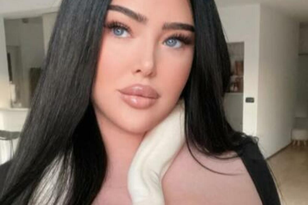 SLAVONKA IMA NAJVEĆE GRUDI IKAD: Kada vidite šta RADI SA NJIMA završićete u Hitnoj, kao FUDBALSKE SU LOPTE! (FOTO)