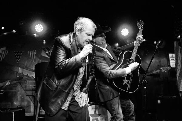 UMRO JE SLAVNI PEVAČ, A OVO JE NJEGOVA POSLEDNJA OBJAVA NA FEJSBUKU! (FOTO)