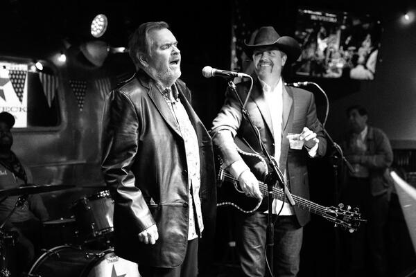 UMRO POZNATI PEVAČ I GLUMAC, TUGA!