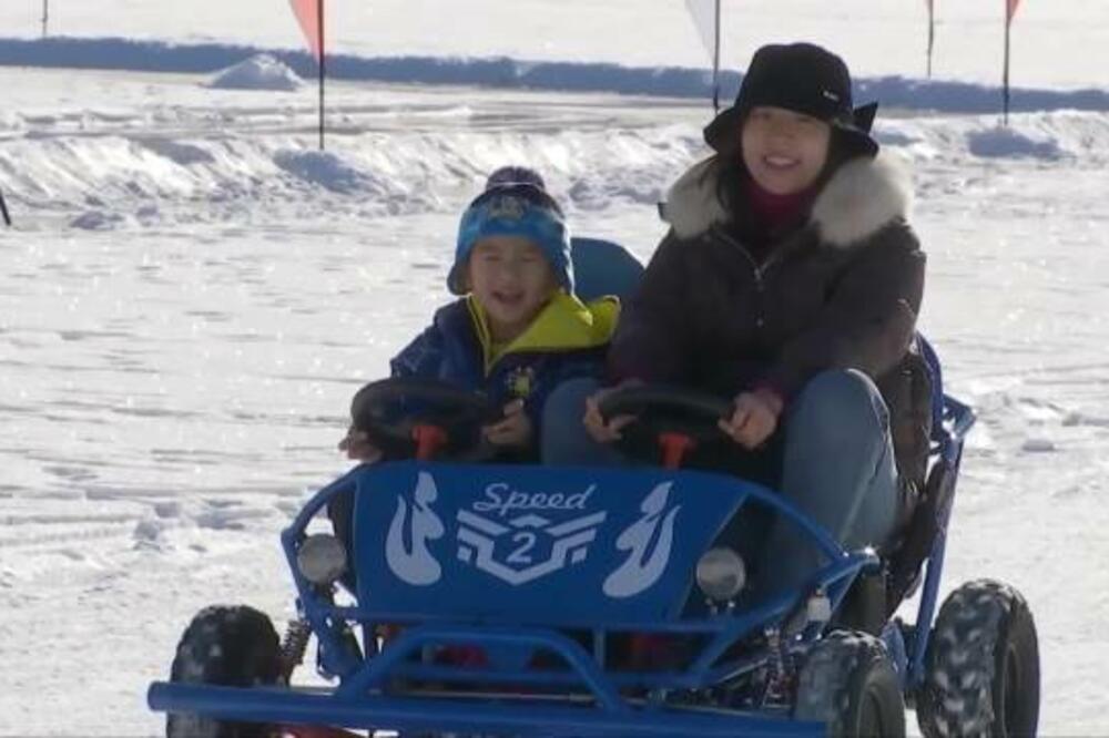 MESTO GDE POČINJE ZABAVA: Festival leda i snega na jezeru Tijanči u Sinđijangu (FOTO/VIDEO)