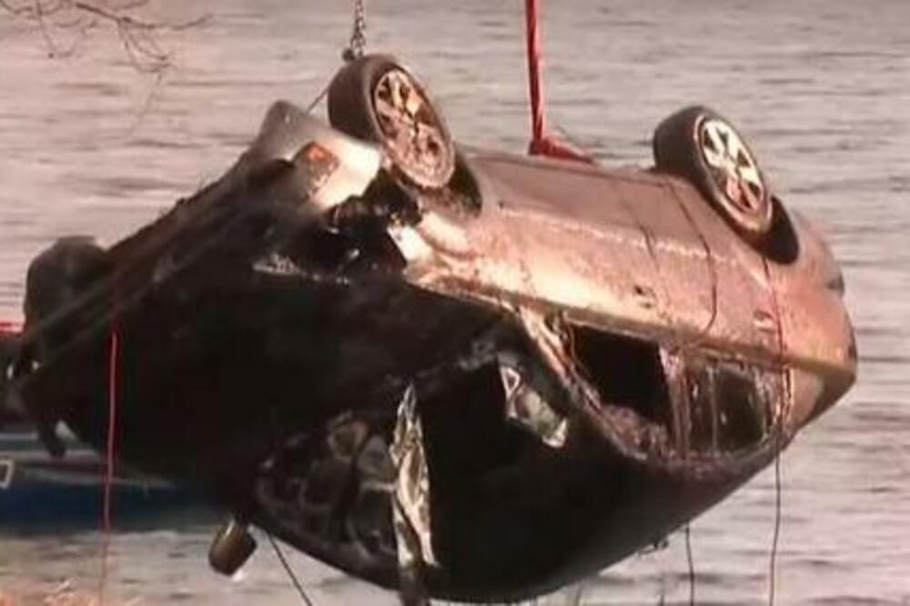 TIM RONILACA PRONAŠAO OLUPINU AUTOMOBILA U RECI: U njemu bilo telo žene koja je NESTALA pre 4 godine! (VIDEO)