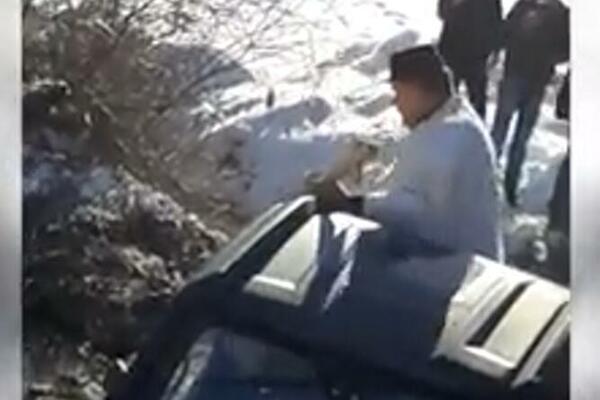 SVEŠTENIK IZ SRBIJE NA BOGOJAVLJENJE DOŠAO DŽIPOM: Zagazio do pola reke, vernicima rekao SAMO JEDNO (VIDEO)