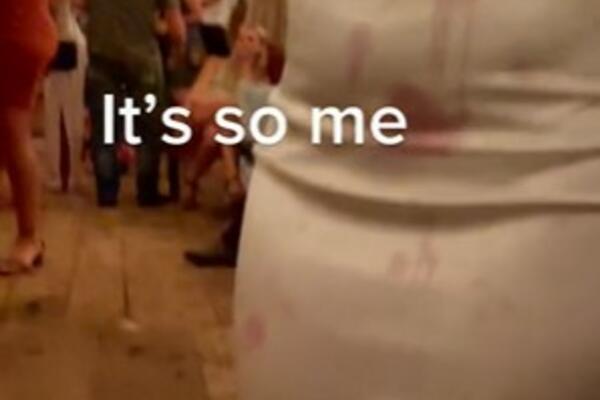 PROLILA JE CRNO VINO PO VENČANICI, PA URADILA NEŠTO NEOČEKIVANO: Svi su ŠOKIRANI njenom REAKCIJOM! (VIDEO)