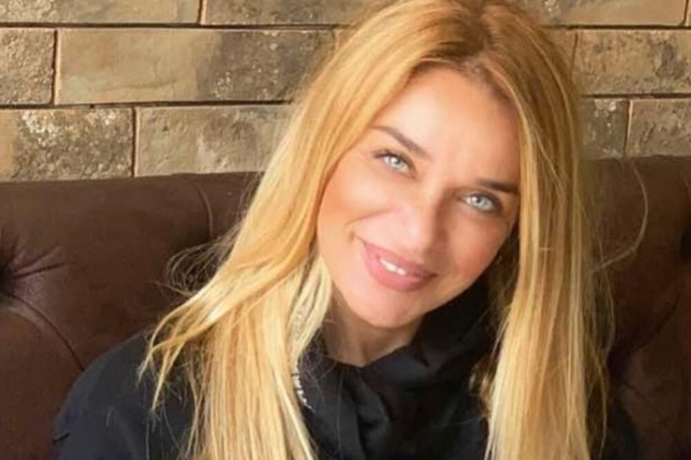 PEVALA JE NA DOČEKU ZVEZDINIH FUDBALERA 1991, PODIGLA PEHAR IZ BARIJA: Sada je FOLK pevačica u upravi kluba!