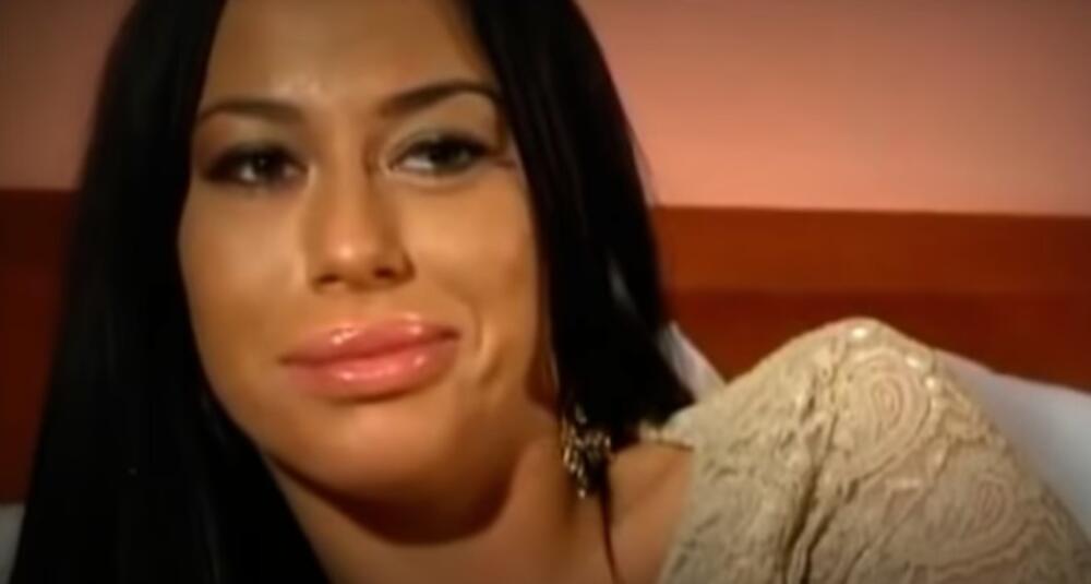 Nakon blama u kvizu znanja usledelo je njeno učešće u rijalitiju Parovi, u kom se nije proslavila, ali nije bila ni poznata po mnogim skandalima.