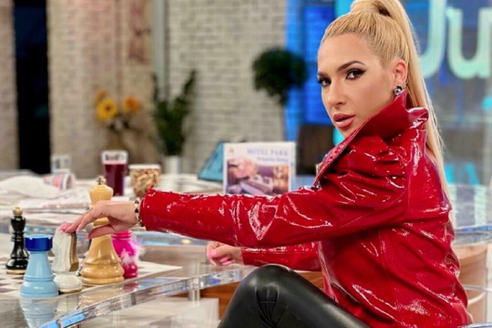 NAŠA VODITELJKA SE UGLEDALA NA JOVANU JEREMIĆ, PRAVA DOMINO MAČKA: Lateks mami na GREH, muškarci LUDE zbog OVOGA!