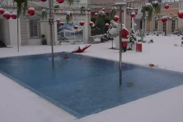 ZADRUGAR USKOČIO U LEDENI BAZEN, OKO NJEGA SAMO SNEG I LED: Svi nemo posmatraju! (VIDEO)