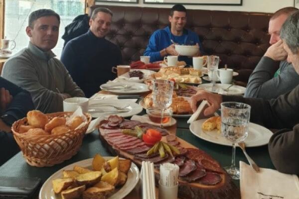 ĐOKOVIĆ DAO SEBI ODUŠKA: Kulen, pršuta, kiflice... Nole sipa ne žali... (FOTO)