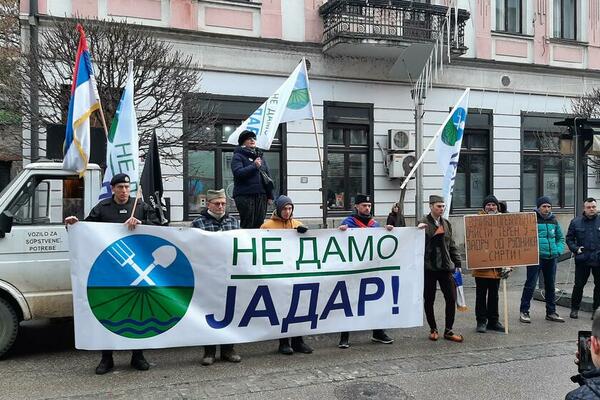 PROTEST U LOZNICI: Grupa ekologa na šetalištu, saobraćajnice nisu blokirane