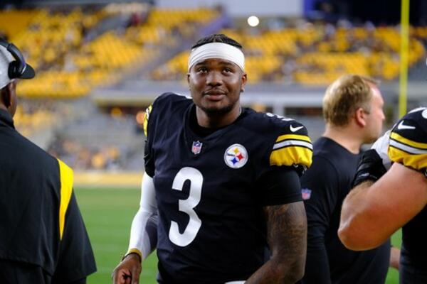 POGINUO NA LICU MESTA! Isplivao snimak pogibije zvezde NFL-a - pretrčavao autoput, pokupio ga kamion! (VIDEO)