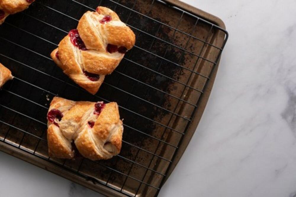 POSLASTICA U KOJOJ ĆE UŽIVATI CELA PORODICA: Pita s višnjama kojoj niko ne može da odoli! (RECEPT)