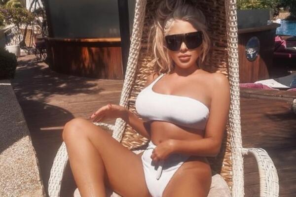 RAZUZDANA FOLK PEVAČICA SE SPUSTILA NA KOLENA, IZDANJE "UDAR VRELINE": Perverzna POZA, grudi ISKOČILE, A TEK NOGE!