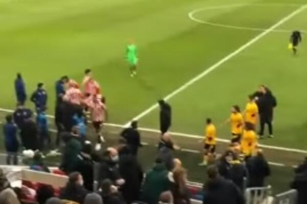 TOTALNA PANIKA: Dron PREKINUO meč Premijer lige! (VIDEO)