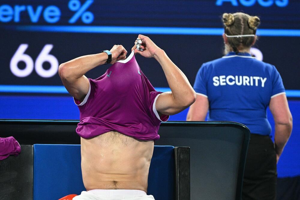 RAFAEL NADAL JEDNIM POTEZOM IZAZVAO POMETNJU NA TRIBINAMA! Žene UZDISALE muškarci im PREKRIVALI OČI ! (FOTO)