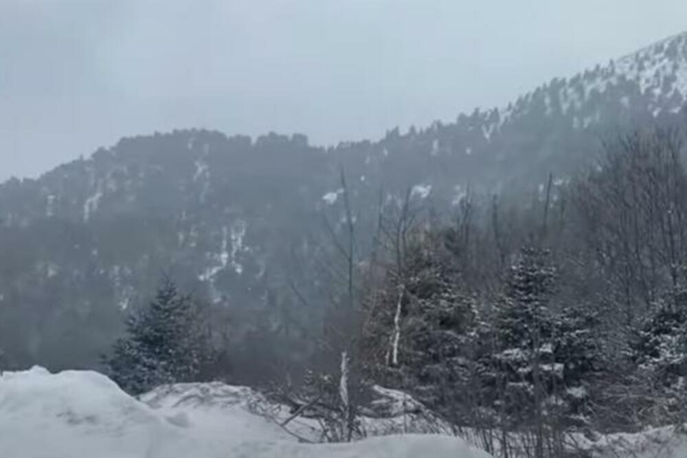 SNEG IZAZVAO NEVIĐENE PROBLEME U GRČKOJ: Putevi ZAKRČENI, vanredno stanje uvedeno u VIŠE OBLASTI