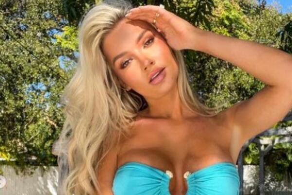 OTOPILA BI I KOPAONIK! Vrela plavuša BEZOBRAZNO POZIRALA pa pokazala SVE: Svi komentarišu JEDNU STVAR! (FOTO)