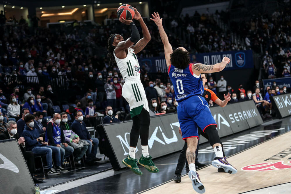 Kendrik Peri u dresu Panatinaikosa protiv Anadolu Efesa