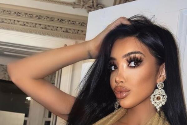 OVOLIKE SILIKONE NEMA NI SORAJA! Skinula se i pokazala DVE LOPTE: Verovatno je BOLI KUČMA od ovoga! (FOTO)