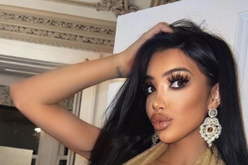 OVOLIKE SILIKONE NEMA NI SORAJA! Skinula se i pokazala DVE LOPTE: Verovatno je BOLI KUČMA od ovoga! (FOTO)