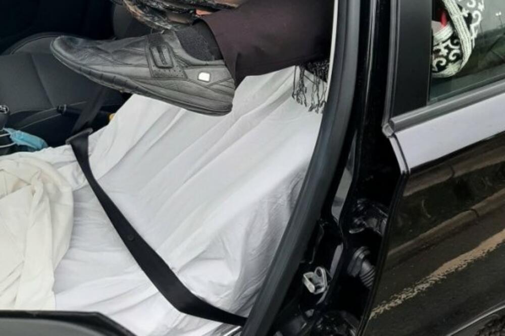 PROLAZNIK JE U KOLIMA PRIMETIO NEŠTO ŠTO LIČI NA UMOTANO TELO! Kada su POLICAJCI došli, umalo se nisu SRUŠILI