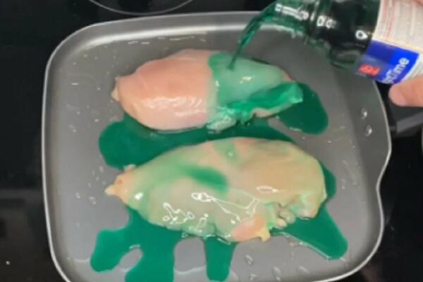 KUVANA PILETINA LEČI KAŠALJ? Bizarni TREND zavladao društvenim mrežama, lekar upozorava - ideja je POGUBNA! (VIDEO)