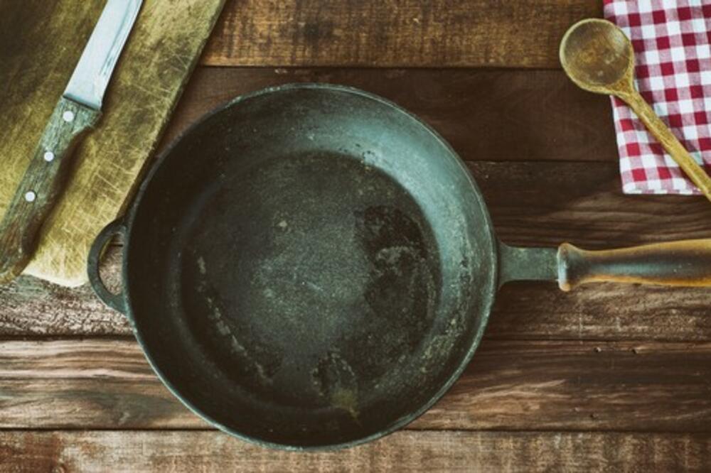 AKO PRIMETITE OVU STVAR NA POSUĐU, ODMAH GA BACITE U KANTU: Niste ni svesni koliko MOŽE DA UGROZI ZDRAVLJE