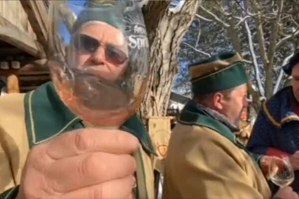 ZAŠTO JE SNEG OBRADOVAO VINOGRADARE? Vitezovi tradicionalno obišli vinograde i zalili lozu! (FOTO)