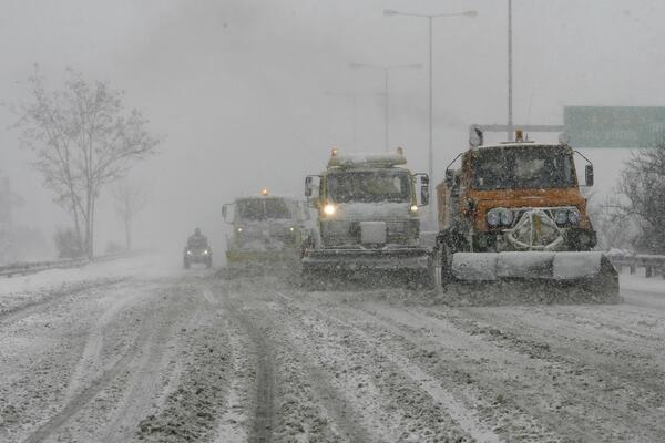 VOJSKA DOSTAVLJALA ĆEBAD, HRANU I VODU! Sneg paralisao Atinu, hiljade vozača bilo zarobljeno u snežnoj oluji! VIDEO