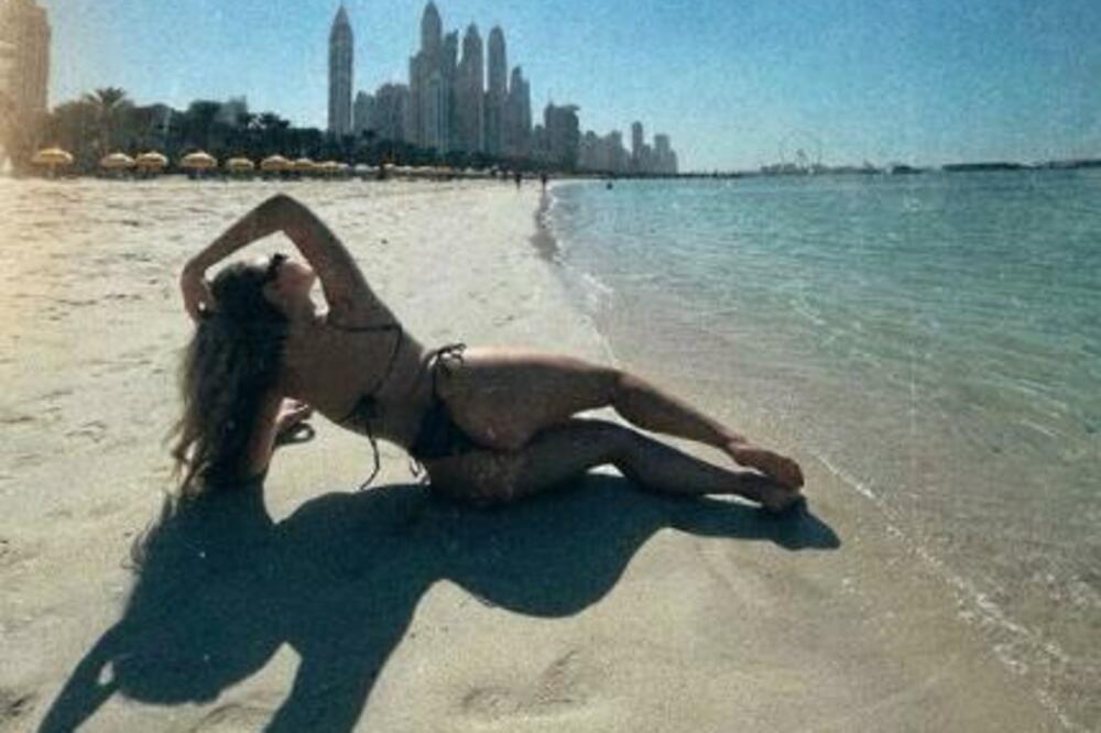 TOLIKO JE SE*SI DA SE NE SKIDAJU SA NJE: Hrvatica pokazala GOLU GUZU, a POZA je za UMRETI ODMAH (FOTO)