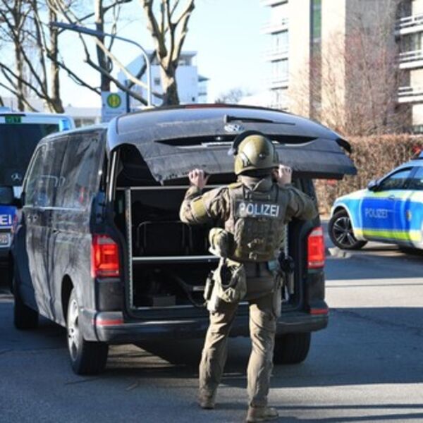 MLADIĆ (18) UMALO UBIO ŽENU I ZAKUCAO SE U PARKIRANO VOZILO: Besni muškarci ga dohvatili, komšije sve SNIMILE VIDEO