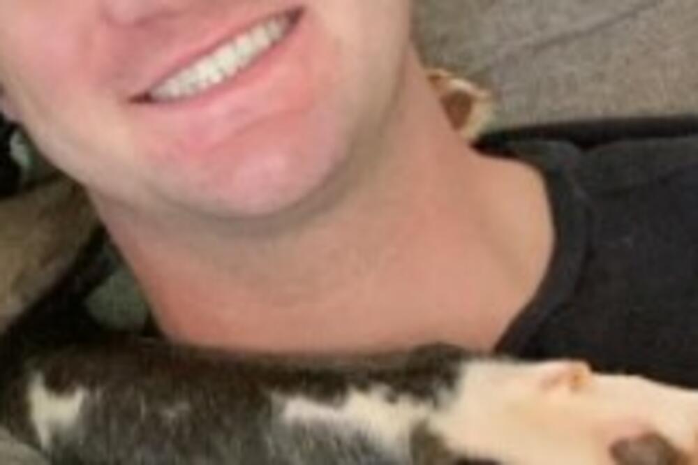 SVI SU LUDELI ZA NJEGOVOM LEPOTOM, A ON SE DANAS UBIO: Otišao je na OSTRVO pa sebi RASCEPAO glavu!