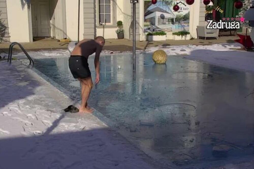 LEPI MIĆA (62) NA OVAJ MINUS USKOČIO U BAZEN: Skinuo se i uskočio u LEDENU VODU! (VIDEO)