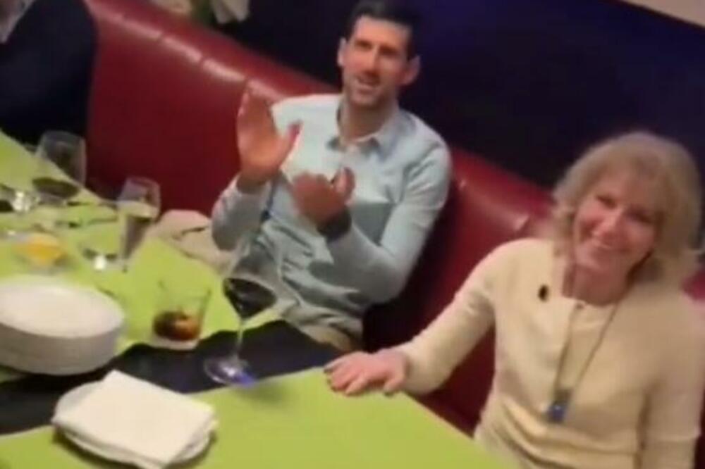 NIKAD RADOSNIJI ROĐENDAN DIJANE ĐOKOVIĆ: Novak nasmejanoj majci PEVAO slavljeničku pesmu! (VIDEO)