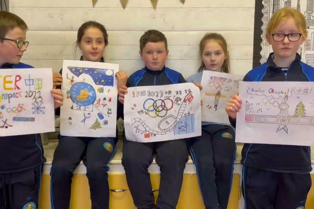 Đaci osnovnih i srednjih škola u Severnoj Irskoj čestitaju Kini