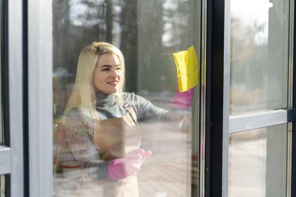 SOBARICA IZ LUKS HOTELA OTKRILA TRIK ZA PRANJE PROZORA! Samo sipajte ovo u VODU i blistaće kao kristal