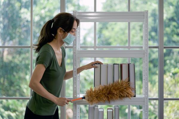 DOBILA POSAO SOBARICE U KUĆI BOGATE STARICE: Kada je videla JEDNU FOTOGRAFIJU noge su joj se ODUZELE