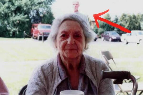 JEZIVA PRIČA KRIJE SE IZA OVE SLIKE! Baka se fotkala u staračkom domu, a iza se pojavio baš ON, HOROR (FOTO)