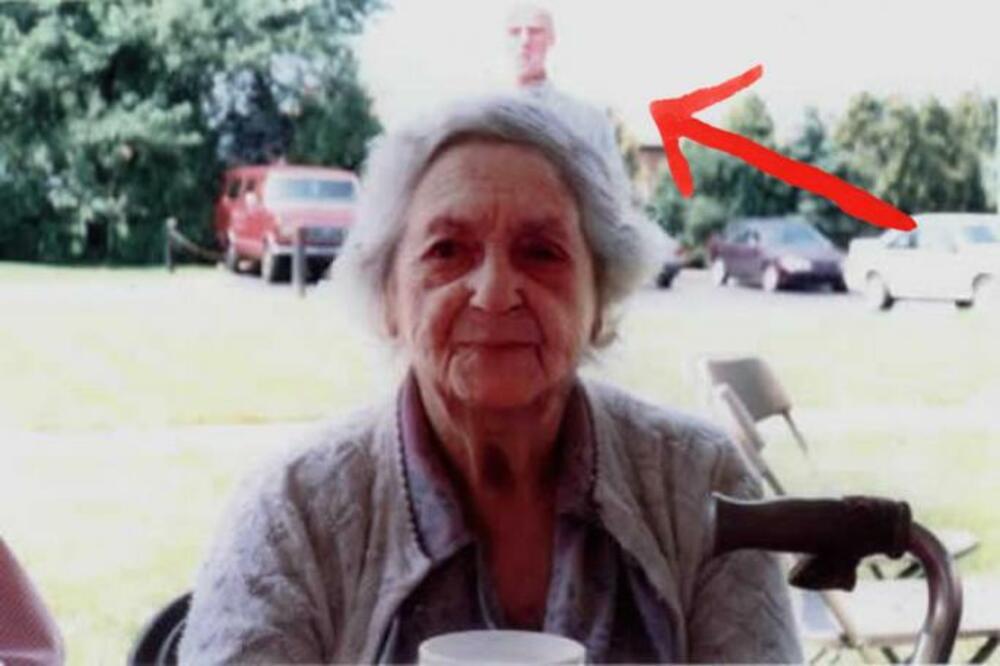 JEZIVA PRIČA KRIJE SE IZA OVE SLIKE! Baka se fotkala u staračkom domu, a iza se pojavio baš ON, HOROR (FOTO)
