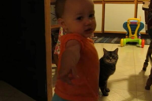 NEŠTO NAJSLAĐE ŠTO ĆETE DANAS VIDETI! Ova beba ima NEOBIČAN način da započne dan, ovo je NEVEROVATNO (VIDEO)