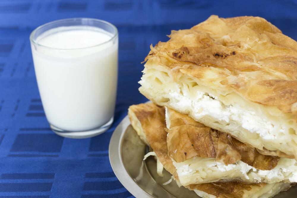 TURCI IMAJU SVOJ ORIGINALNI RECEPT ZA BUREK SA SIROM: Stavljaju se DVE VRSTE BRAŠNA, može da PARIRA NAŠOJ GIBANICI