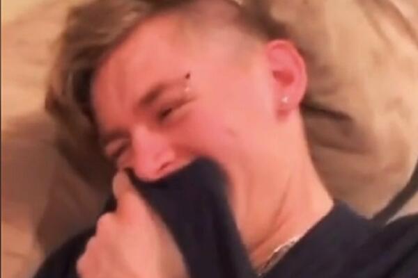 OTIŠAO NA TETOVIRANJE PA SE GRDNO POKAJAO! Ono što je dobio na ruci bi najradije izbrisao iz SEĆANJA (VIDEO)