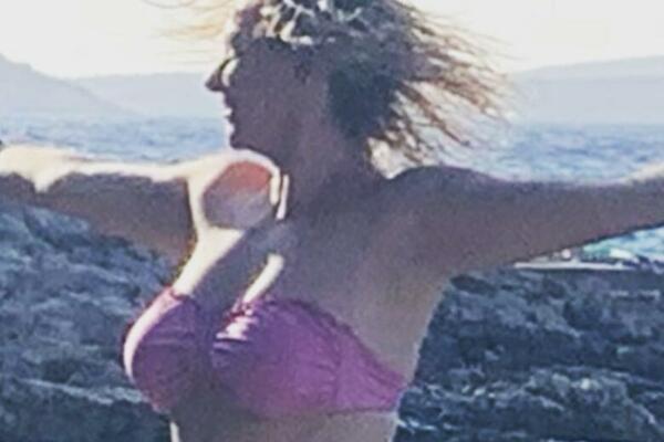 GLUMICA OSVANULA U TOPLESU, A U JEDAN DETALJ SVI SU BULJILI: Pokazala ih KRUPNO, KAKO SU I DALJE NA MESTU?! (FOTO)