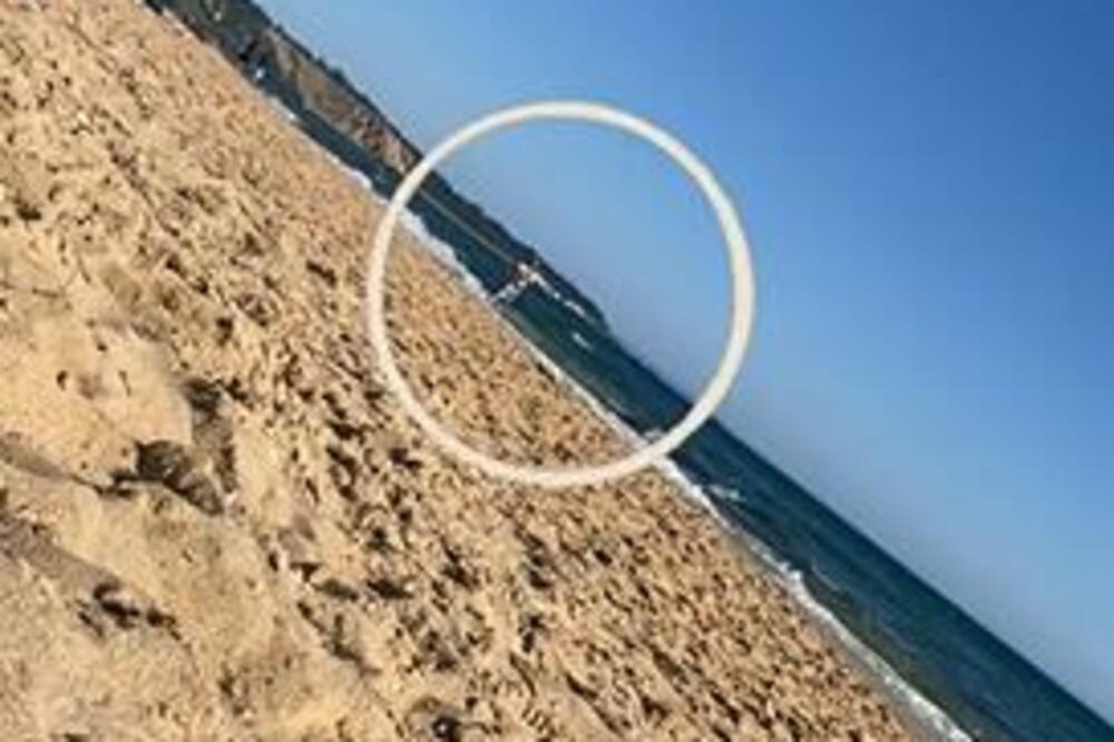 POGLEDAJTE ŠTA PERVEZNJAK RADI IZA DEVOJKE DOK SE SUNČA: ŠOK SNIMAK! (VIDEO)