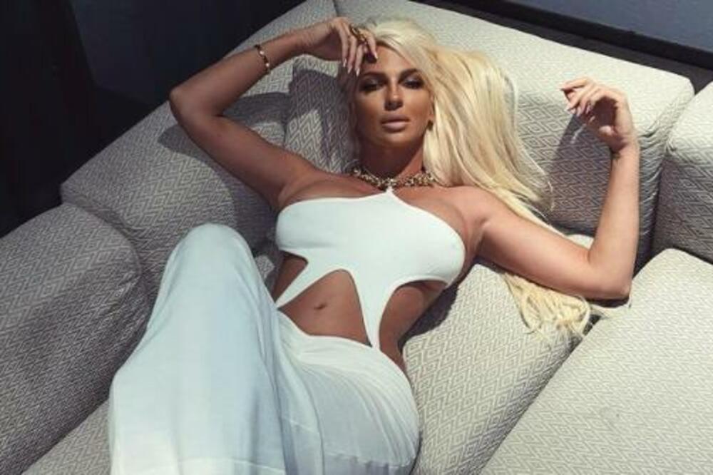 EKSPLOZIJA BLJEŠTAVILA! Karleuša ZASIJALA ISPOD TUŠA u kupaćem KAKAV NIJE VIĐEN! (VIDEO)