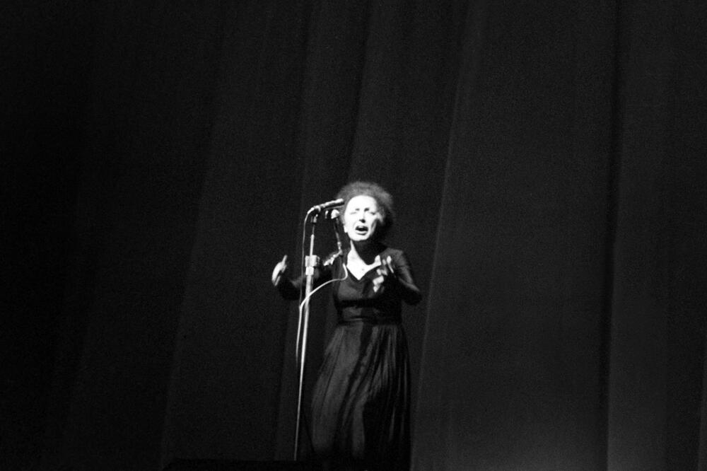 ODRASLA U JAVNOJ KUĆI, PEVALA NA ULICI DA BI PREŽIVELA: Tužan život pevačice od čijih pesama i danas PLAČEMO! VIDEO